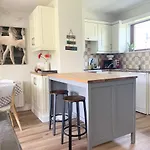 Charming, Modern Masonette In Heart Of River Town Appartement