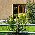 Апартаменты Charming, Modern Masonette In Heart Of River Town