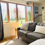 Charming, Modern Masonette In Heart Of River Town Appartement *