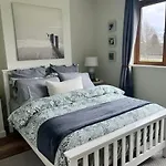 Апартаменты Charming, Modern Masonette In Heart Of River Town Фермой