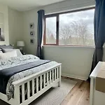 Апартаменты Charming, Modern Masonette In Heart Of River Town