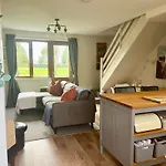 Charming, Modern Masonette In Heart Of River Town Апартаменты