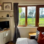 Апартаменты Charming, Modern Masonette In Heart Of River Town *