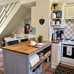 Charming, Modern Masonette In Heart Of River Town Апартаменты Фермой