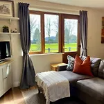 Апартаменты Charming, Modern Masonette In Heart Of River Town Фермой