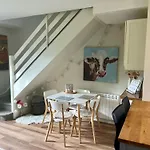 Апартаменты Charming, Modern Masonette In Heart Of River Town