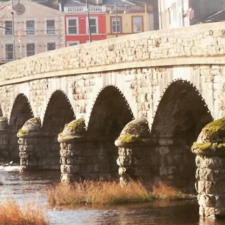 Apartment Charming, Modern Masonette In Heart Of River Town