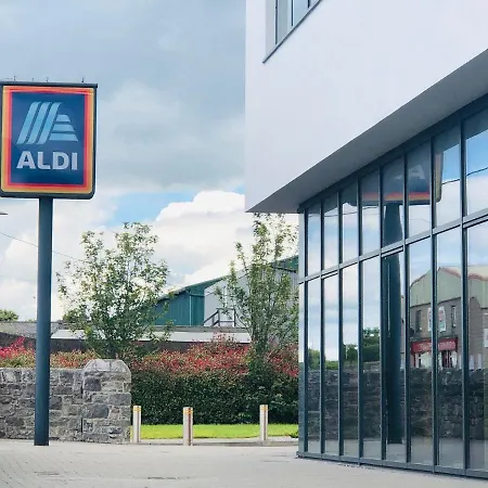 Charming, Modern Masonette In Heart Of River Town ファーモイ