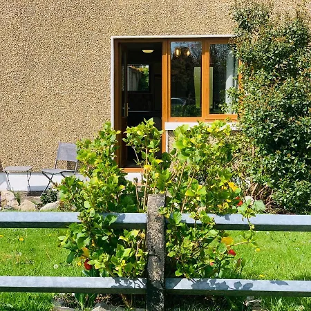 Apartman Charming, Modern Masonette In Heart Of River Town