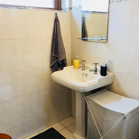 Apartment Charming, Modern Masonette In Heart Of River Town *