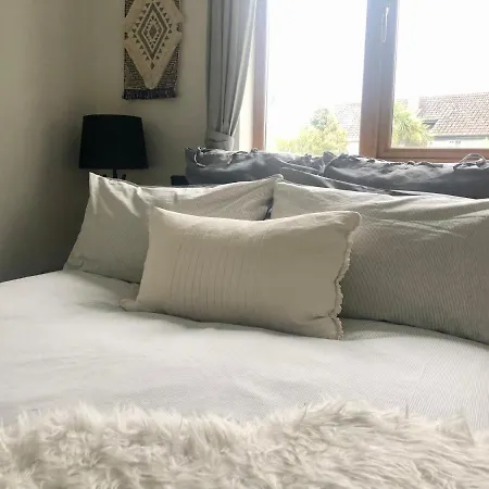 Apartment Charming, Modern Masonette In Heart Of River Town