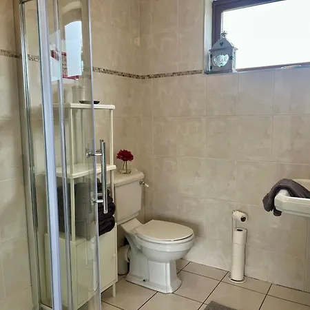 Апартаменты Charming, Modern Masonette In Heart Of River Town *