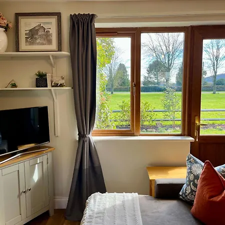 Apartman Charming, Modern Masonette In Heart Of River Town *